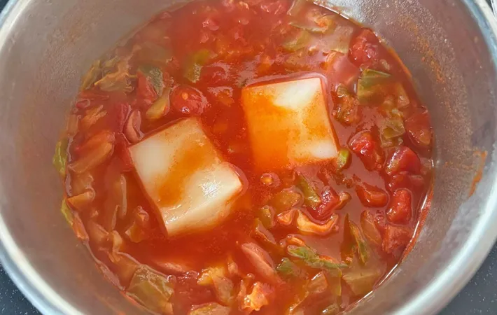 『ミネストローネ風雑煮』を作る写真（撮影：エニママ）