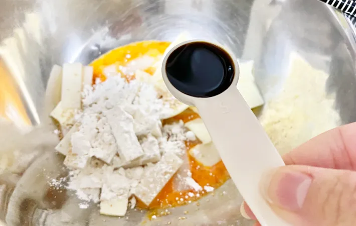 『餅のモダン焼き』を作る写真（撮影：エニママ）