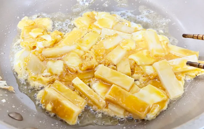 『餅のモダン焼き』を作る写真（撮影：エニママ）