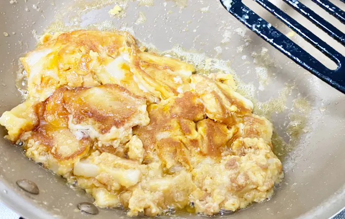 『餅のモダン焼き』を作る写真（撮影：エニママ）