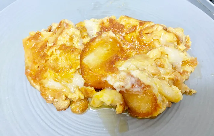 『餅のモダン焼き』を作る写真（撮影：エニママ）