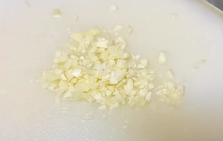 みじん切りにしたニンニクの写真（撮影：エニママ）
