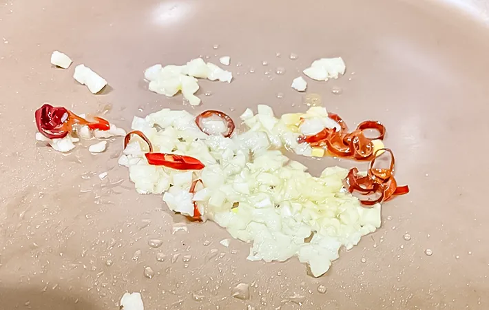 ニンニクと赤唐辛子を熱している写真（撮影：エニママ）