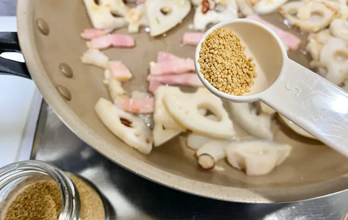 コンソメ顆粒を加えている写真（撮影：エニママ）