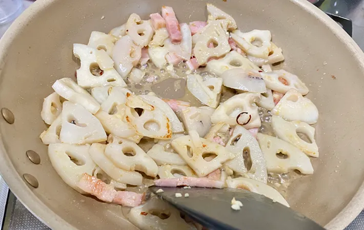 水分を飛ばしながら炒めている写真（撮影：エニママ）