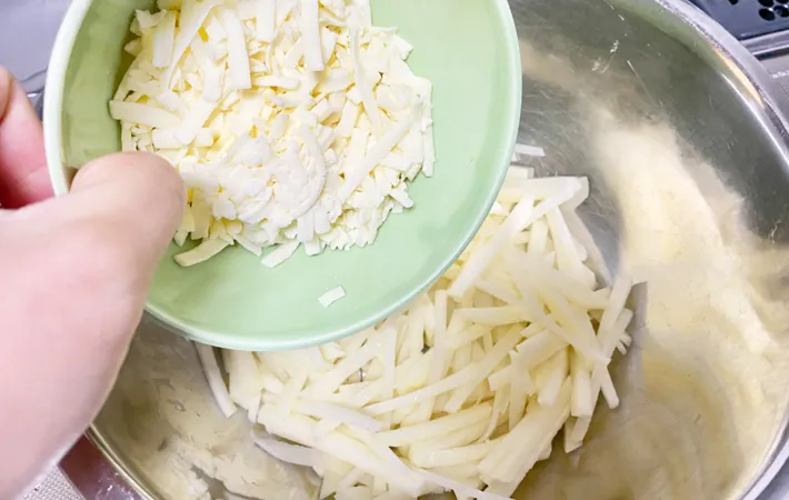 『餅とじゃがいものガレット』を作る写真（撮影：エニママ）