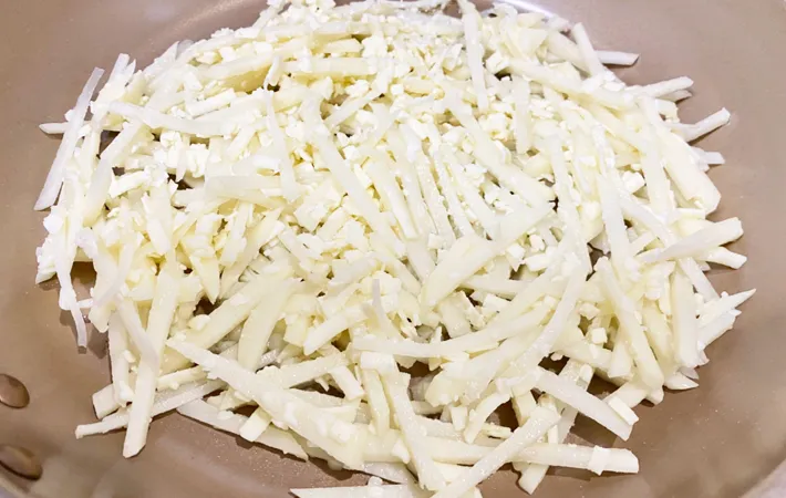 『餅とじゃがいものガレット』を作る写真（撮影：エニママ）