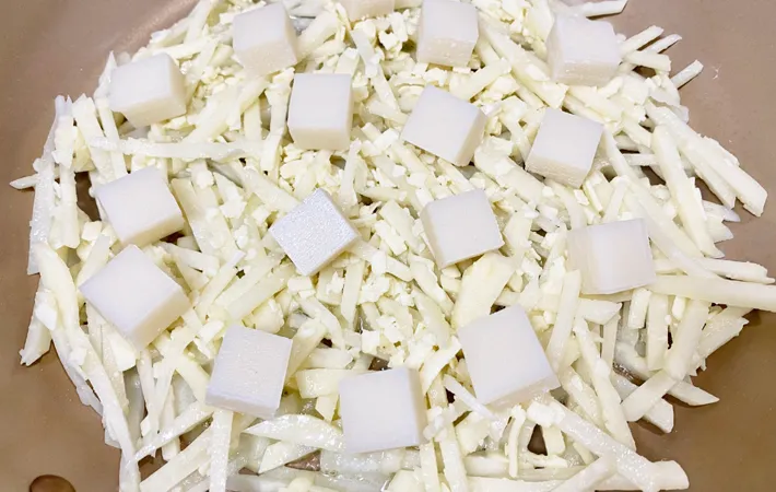 『餅とじゃがいものガレット』を作る写真（撮影：エニママ）