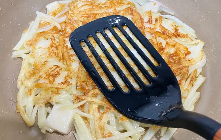 『餅とじゃがいものガレット』を作る写真（撮影：エニママ）