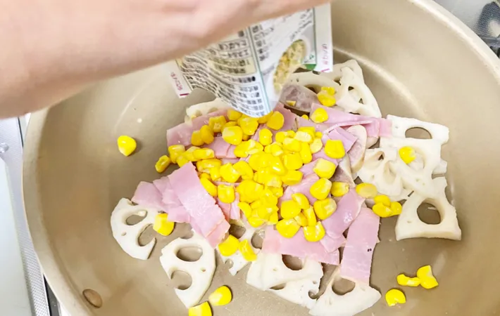 『れんこんとベーコンのマヨネーズ炒め』を作る写真（撮影：エニママ）