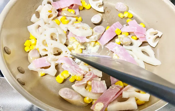 『れんこんとベーコンのマヨネーズ炒め』を作る写真（撮影：エニママ）