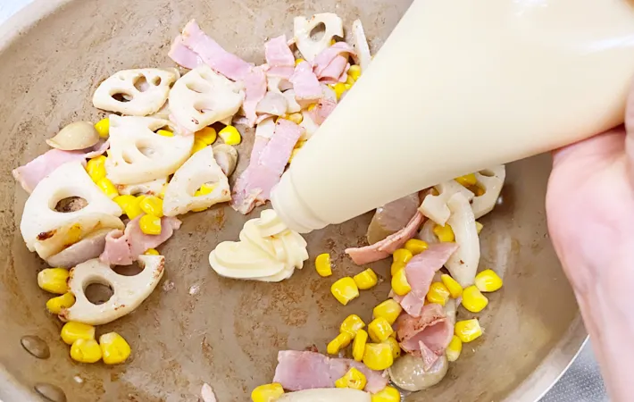 『れんこんとベーコンのマヨネーズ炒め』を作る写真（撮影：エニママ）
