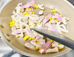 『れんこんとベーコンのマヨネーズ炒め』を作る写真（撮影：エニママ）