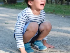 泣く男の子の写真