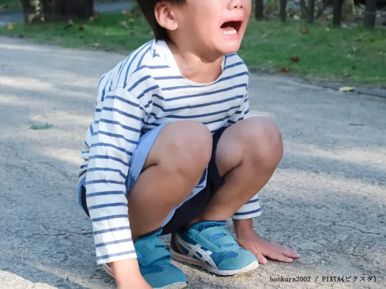 泣く男の子の写真