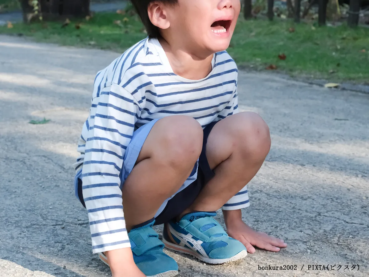 泣く男の子の写真