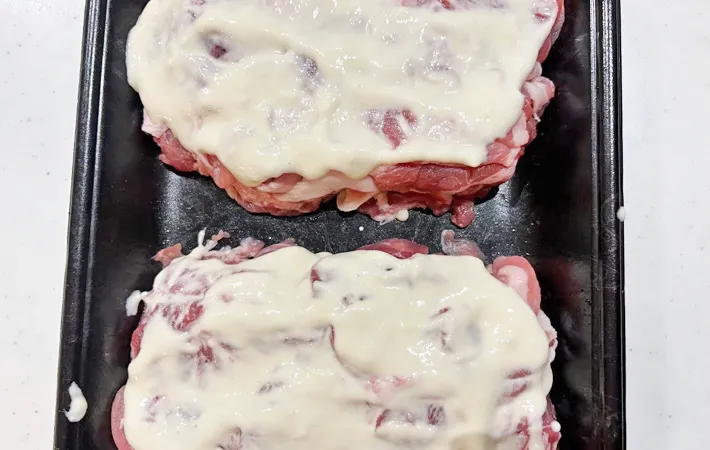 『パックごと作るとんかつ』を作る写真（撮影：エニママ）