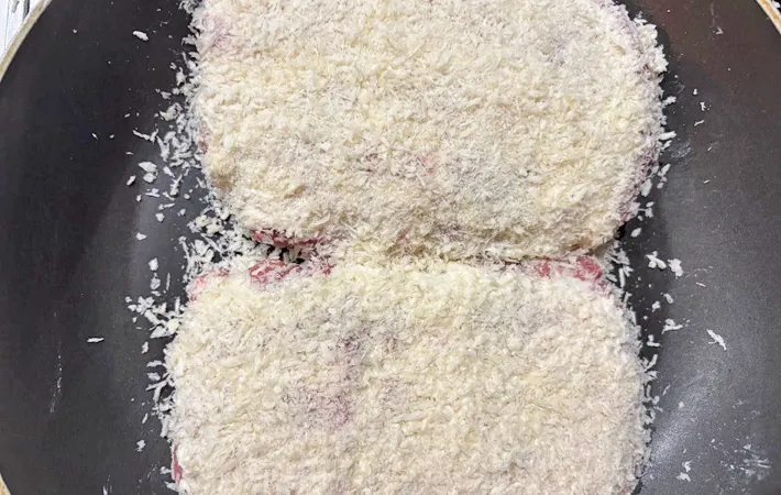 『パックごと作るとんかつ』を作る写真（撮影：エニママ）