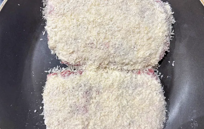 『パックごと作るとんかつ』を作る写真（撮影：エニママ）