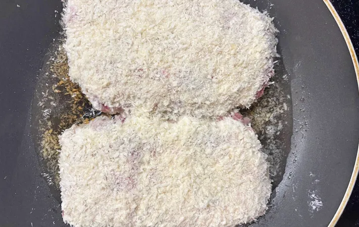 『パックごと作るとんかつ』を作る写真（撮影：エニママ）