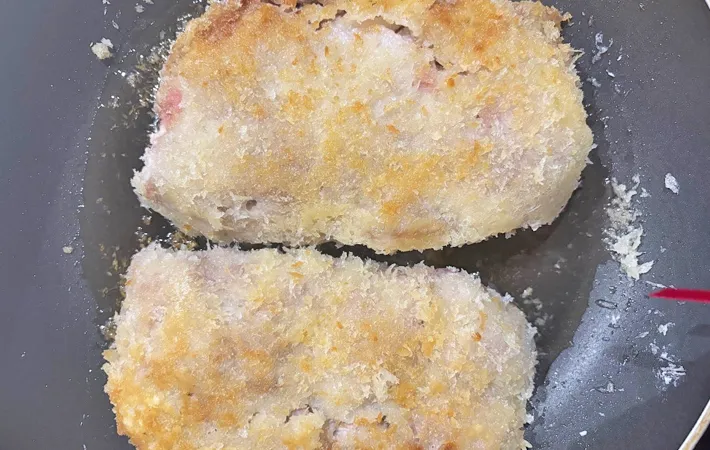 『パックごと作るとんかつ』を作る写真（撮影：エニママ）