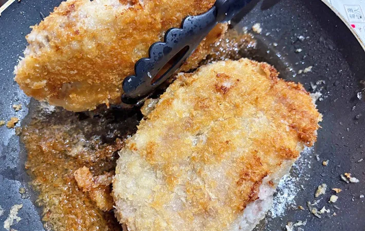 『パックごと作るとんかつ』を作る写真（撮影：エニママ）