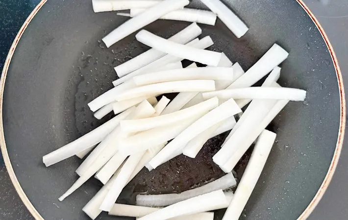 『大根の皮のきんぴら』を作る写真（撮影：エニママ）