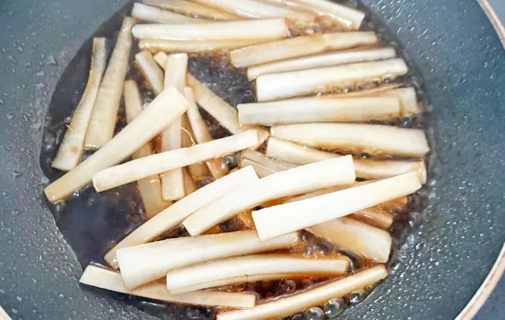 『大根の皮のきんぴら』を作る写真（撮影：エニママ）