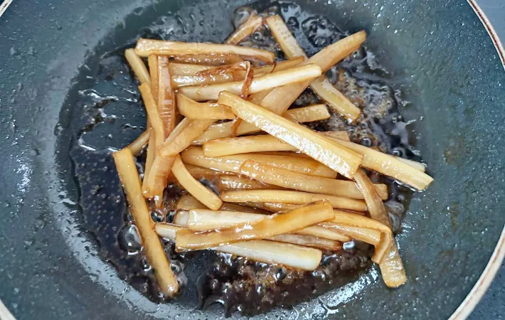 『大根の皮のきんぴら』を作る写真（撮影：エニママ）