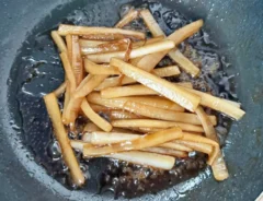 『大根の皮で作るきんぴら』の作り方（撮影：エニママ）