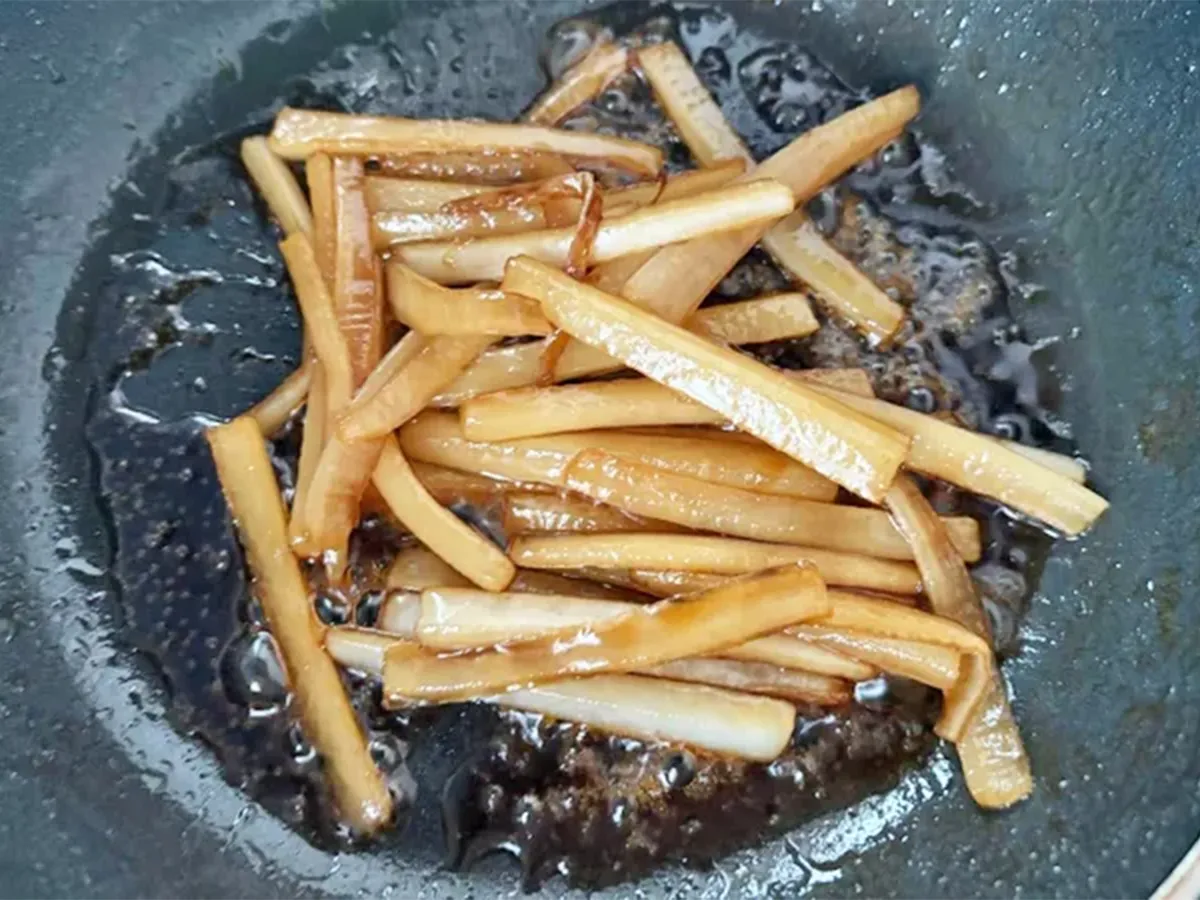 『大根の皮で作るきんぴら』の作り方（撮影：エニママ）