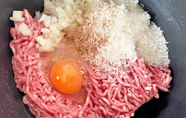 『炊飯器で作る煮込みハンバーグ』を作る写真（撮影：エニママ）