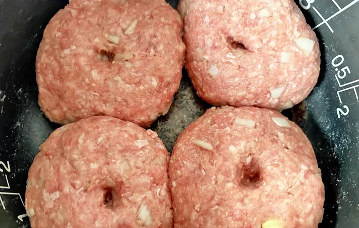 『炊飯器で作る煮込みハンバーグ』を作る写真（撮影：エニママ）