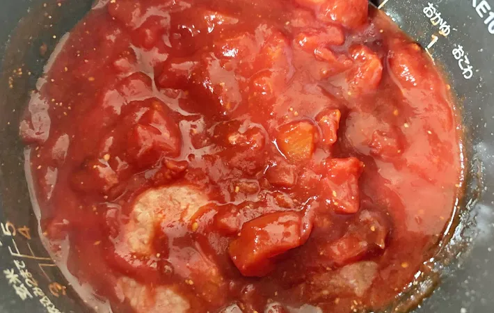 『炊飯器で作る煮込みハンバーグ』を作る写真（撮影：エニママ）