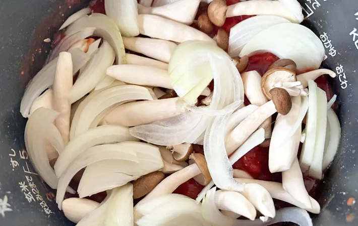 『炊飯器で作る煮込みハンバーグ』を作る写真（撮影：エニママ）