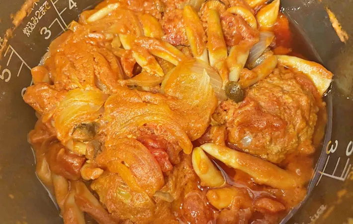 『炊飯器で作る煮込みハンバーグ』を作る写真（撮影：エニママ）
