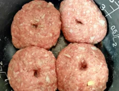 『炊飯器で作る煮込みハンバーグ』を作る写真（撮影：エニママ）