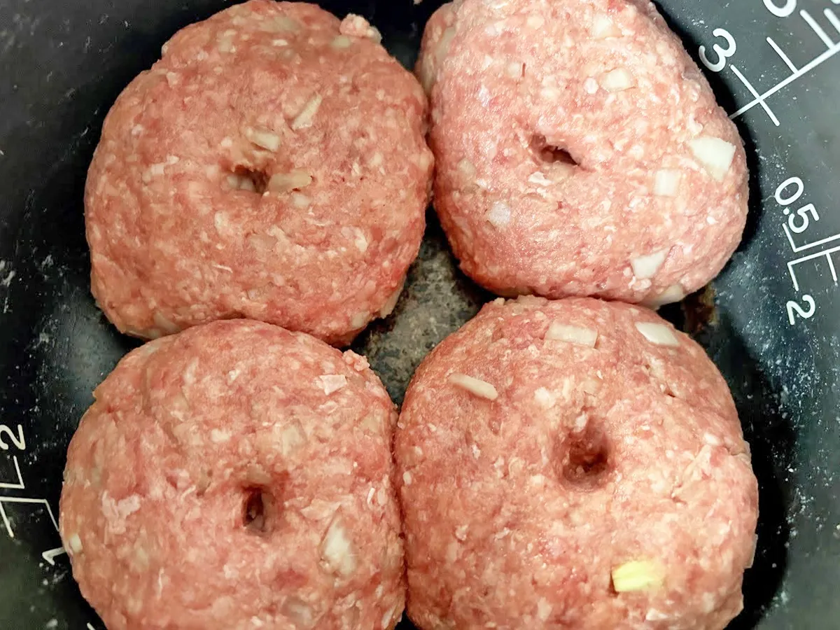 『炊飯器で作る煮込みハンバーグ』を作る写真(撮影:エニママ)