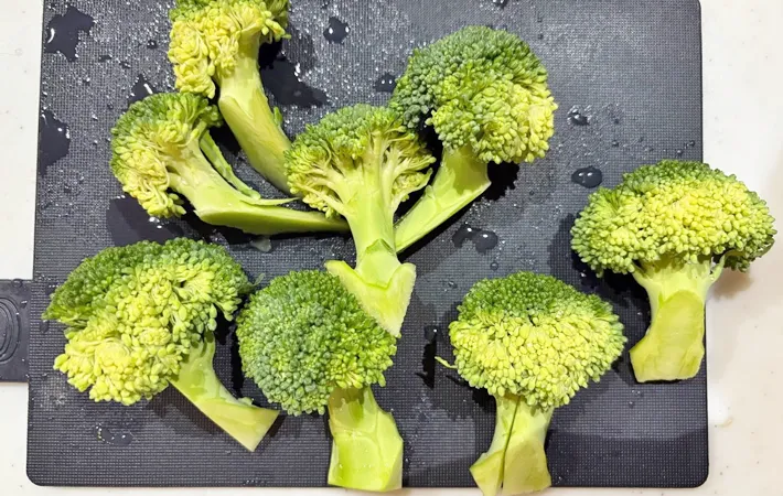 『スマッシュドブロッコリー』を作る写真（撮影：エニママ）