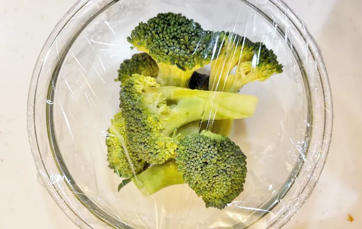 『スマッシュドブロッコリー』を作る写真（撮影：エニママ）