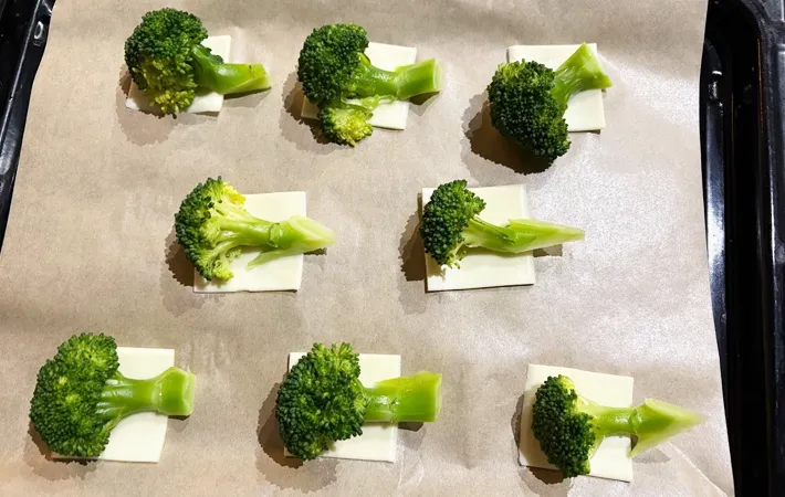 『スマッシュドブロッコリー』を作る写真（撮影：エニママ）