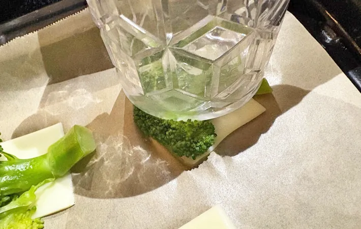 『スマッシュドブロッコリー』を作る写真（撮影：エニママ）