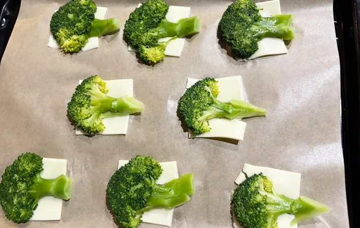 『スマッシュドブロッコリー』を作る写真（撮影：エニママ）