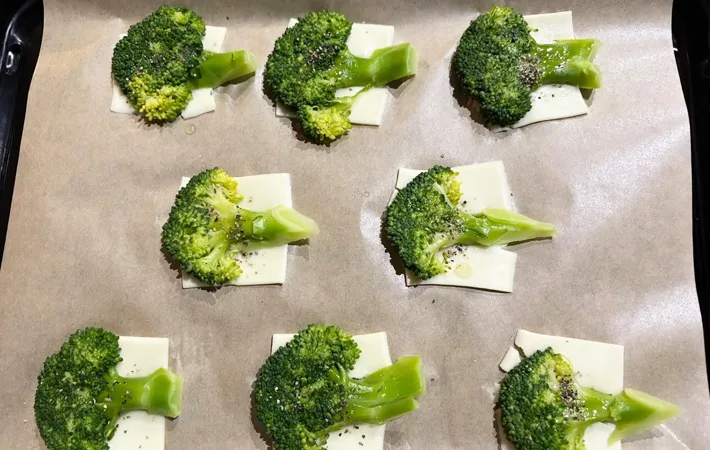 『スマッシュドブロッコリー』を作る写真（撮影：エニママ）