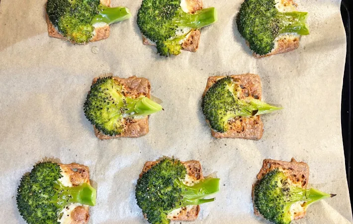 『スマッシュドブロッコリー』を作る写真（撮影：エニママ）