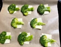 『スマッシュドブロッコリー』を作る写真（撮影：エニママ）