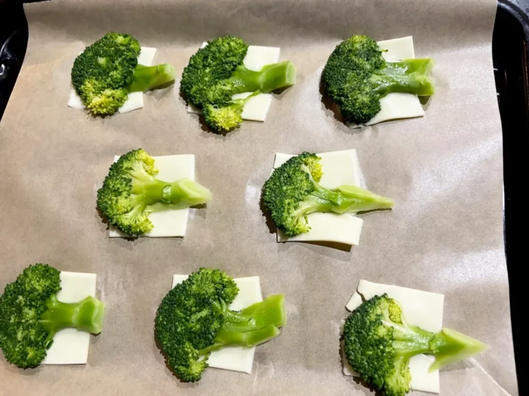 『スマッシュドブロッコリー』を作る写真（撮影：エニママ）