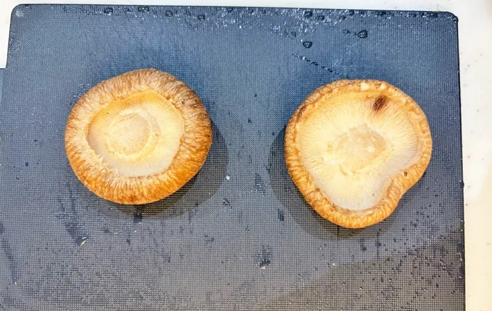 『しいたけ「6P（ロッピー）」』を作る写真（撮影：エニママ）