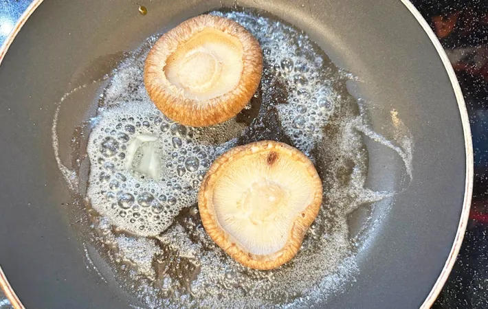 『しいたけ「6P（ロッピー）」』を作る写真（撮影：エニママ）