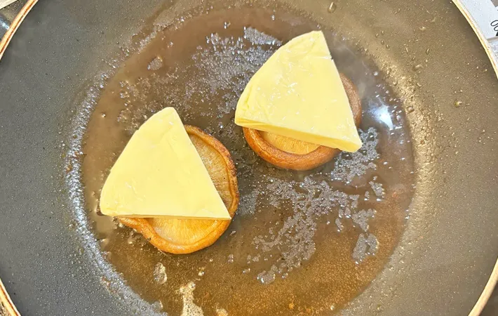 『しいたけ「6P（ロッピー）」』を作る写真（撮影：エニママ）